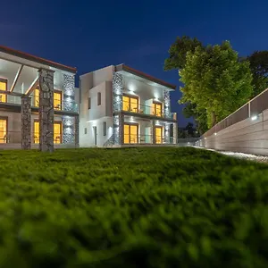 https://alpe-luxury-accommodation-penelope-collection.hotelschalkidiki.net